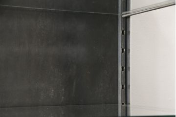 中古　アンティーク調　無骨な雰囲気が目を引くメタルキャビネット(飾り棚、ガラスケース、陳列棚、収納棚)(R-055028)