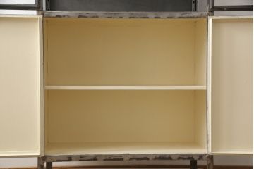 中古　アンティーク調　無骨な雰囲気が目を引くメタルキャビネット(飾り棚、ガラスケース、陳列棚、収納棚)(R-055028)