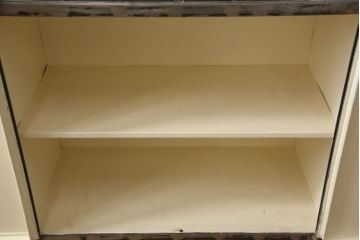中古　アンティーク調　無骨な雰囲気が目を引くメタルキャビネット(飾り棚、ガラスケース、陳列棚、収納棚)(R-055028)