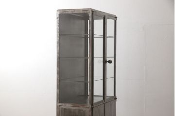 中古　アンティーク調　無骨な雰囲気が目を引くメタルキャビネット(飾り棚、ガラスケース、陳列棚、収納棚)(R-055028)