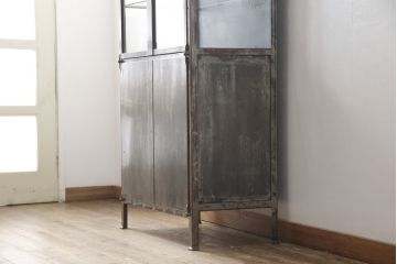 中古　アンティーク調　無骨な雰囲気が目を引くメタルキャビネット(飾り棚、ガラスケース、陳列棚、収納棚)(R-055028)