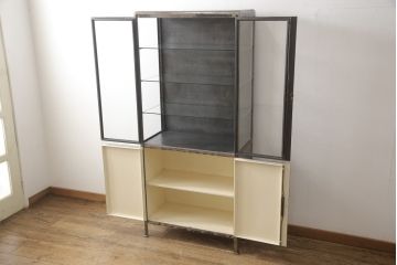 中古　アンティーク調　無骨な雰囲気が目を引くメタルキャビネット(飾り棚、ガラスケース、陳列棚、収納棚)(R-055028)