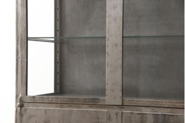中古　アンティーク調　無骨な雰囲気が目を引くメタルキャビネット(飾り棚、ガラスケース、陳列棚、収納棚)(R-055028)