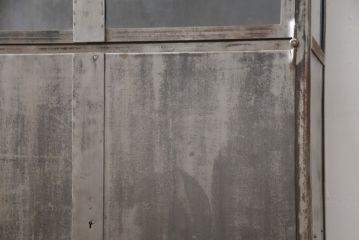 中古　アンティーク調　無骨な雰囲気が目を引くメタルキャビネット(飾り棚、ガラスケース、陳列棚、収納棚)(R-055028)