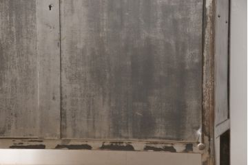 中古　アンティーク調　無骨な雰囲気が目を引くメタルキャビネット(飾り棚、ガラスケース、陳列棚、収納棚)(R-055028)
