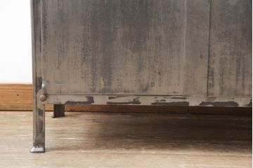 中古　アンティーク調　無骨な雰囲気が目を引くメタルキャビネット(飾り棚、ガラスケース、陳列棚、収納棚)(R-055028)