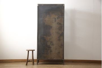 中古　アンティーク調　無骨な雰囲気が目を引くメタルキャビネット(飾り棚、ガラスケース、陳列棚、収納棚)(R-055028)