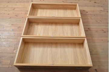 中古　国産　手造り　鶴・松・梅　上品な佇まいが魅力的な総桐箪笥(並厚、桐たんす、和タンス、着物箪笥、衣装箪笥、引き出し、チェスト、バラ売り可能)(R-055036)