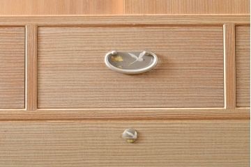 中古　国産　手造り　鶴・松・梅　上品な佇まいが魅力的な総桐箪笥(並厚、桐たんす、和タンス、着物箪笥、衣装箪笥、引き出し、チェスト、バラ売り可能)(R-055036)