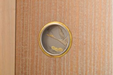 中古　国産　手造り　鶴・松・梅　上品な佇まいが魅力的な総桐箪笥(並厚、桐たんす、和タンス、着物箪笥、衣装箪笥、引き出し、チェスト、バラ売り可能)(R-055036)