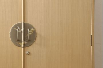 中古　鶴・松・梅をモチーフにした金具が雅やかな総桐箪笥(並厚、桐たんす、和タンス、着物箪笥、衣装箪笥、引き出し、チェスト)(R-055038)