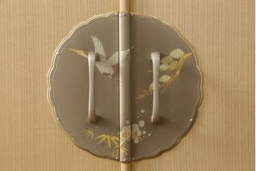 中古　鶴・松・梅をモチーフにした金具が雅やかな総桐箪笥(並厚、桐たんす、和タンス、着物箪笥、衣装箪笥、引き出し、チェスト)(R-055038)