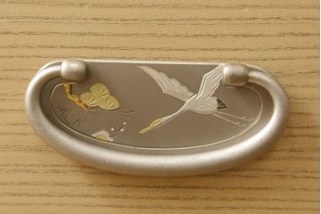 中古　鶴・松・梅をモチーフにした金具が雅やかな総桐箪笥(並厚、桐たんす、和タンス、着物箪笥、衣装箪笥、引き出し、チェスト)(R-055038)