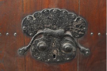 和製アンティーク　枠ヒノキ材(檜)・板ケヤキ材(欅)　巾着をモチーフにした金具が目を引く格子蔵戸1枚(玄関戸、引き戸、建具)(R-055040)