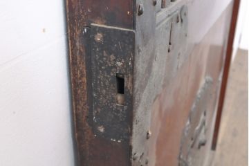 和製アンティーク　枠ヒノキ材(檜)・板ケヤキ材(欅)　巾着をモチーフにした金具が目を引く格子蔵戸1枚(玄関戸、引き戸、建具)(R-055040)