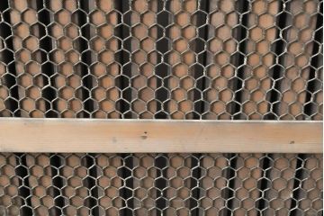 和製アンティーク　枠ヒノキ材(檜)・板ケヤキ材(欅)　巾着をモチーフにした金具が目を引く格子蔵戸1枚(玄関戸、引き戸、建具)(R-055040)
