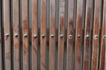 和製アンティーク　総ケヤキ材(欅)　古き時代の味わいが魅力的な格子蔵戸1枚(玄関戸、引き戸、建具)(R-055041)