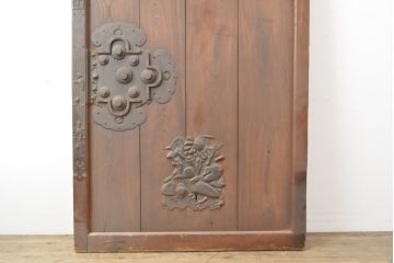 和製アンティーク　新潟県産　枠ヒノキ材(檜)・板ケヤキ材(欅)　魔除けの効験があるとされる鍾馗様の存在感が抜群!金具の立派な蔵戸(玄関戸、引き戸、建具)(R-055043)
