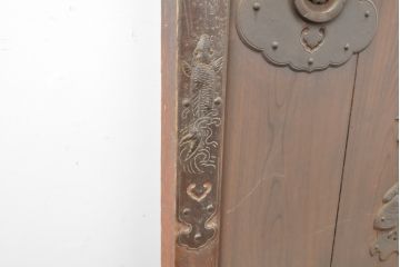 和製アンティーク　新潟県産　枠ヒノキ材(檜)・板ケヤキ材(欅)　魔除けの効験があるとされる鍾馗様の存在感が抜群!金具の立派な蔵戸(玄関戸、引き戸、建具)(R-055043)