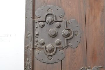 和製アンティーク　新潟県産　枠ヒノキ材(檜)・板ケヤキ材(欅)　魔除けの効験があるとされる鍾馗様の存在感が抜群!金具の立派な蔵戸(玄関戸、引き戸、建具)(R-055043)