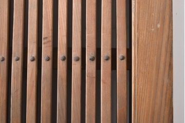 和製アンティーク　総ケヤキ材　存在感ある金具が目を引く格子蔵戸1枚(玄関戸、引き戸、建具)(R-055072)