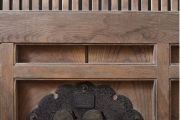 和製アンティーク　総ケヤキ材　存在感ある金具が目を引く格子蔵戸1枚(玄関戸、引き戸、建具)(R-055072)