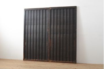アンティーク建具　重厚な佇まいの格子板戸2枚セット(引き戸、建具)(R-055079)