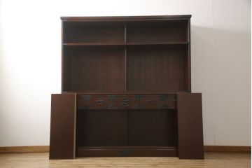 中古　美品　ケヤキ材　金具の意匠が繊細な民芸食器棚(定価約60万円)(水屋箪笥、収納棚、戸棚)(R-055083)