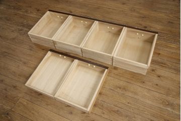 中古　美品　ケヤキ材　金具の意匠が繊細な民芸食器棚(定価約60万円)(水屋箪笥、収納棚、戸棚)(R-055083)