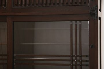 中古　美品　ケヤキ材　金具の意匠が繊細な民芸食器棚(定価約60万円)(水屋箪笥、収納棚、戸棚)(R-055083)
