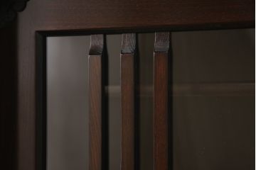中古　美品　ケヤキ材　金具の意匠が繊細な民芸食器棚(定価約60万円)(水屋箪笥、収納棚、戸棚)(R-055083)