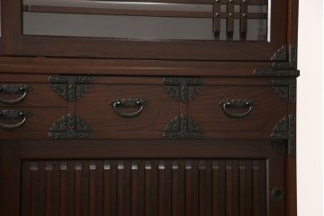 中古　美品　ケヤキ材　金具の意匠が繊細な民芸食器棚(定価約60万円)(水屋箪笥、収納棚、戸棚)(R-055083)
