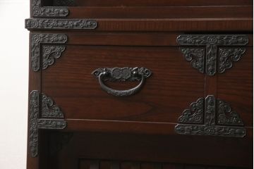 中古　美品　ケヤキ材　金具の意匠が繊細な民芸食器棚(定価約60万円)(水屋箪笥、収納棚、戸棚)(R-055083)
