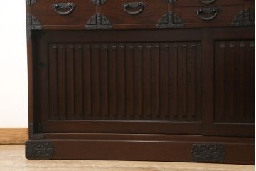 中古　美品　ケヤキ材　金具の意匠が繊細な民芸食器棚(定価約60万円)(水屋箪笥、収納棚、戸棚)(R-055083)