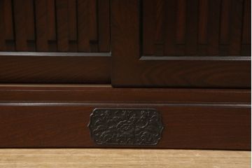 中古　美品　ケヤキ材　金具の意匠が繊細な民芸食器棚(定価約60万円)(水屋箪笥、収納棚、戸棚)(R-055083)