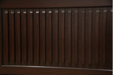 中古　美品　ケヤキ材　金具の意匠が繊細な民芸食器棚(定価約60万円)(水屋箪笥、収納棚、戸棚)(R-055083)
