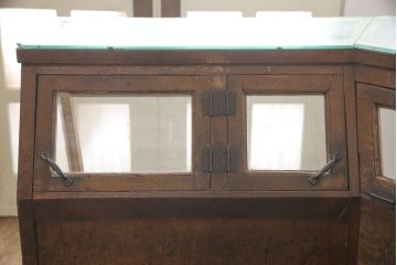  和製アンティーク　タイルのデザインがレトロ!お洒落なディスプレイが叶うR型ガラスケース(ショーケース、陳列棚、飾り棚、ディスプレイ、店舗什器、曲げガラス、L型ガラスケース)(R-055086)