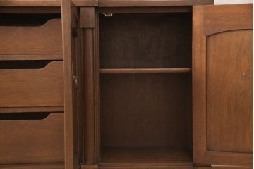中古　美品　DREXEL HERITAGE(ドレクセルヘリテイジ)　クラシカルな佇まいが魅力的なキャビネット(チャイナキャビネット、ガラスケース、食器棚、飾り棚、戸棚)(R-055087)