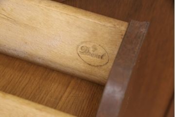 中古　美品　DREXEL HERITAGE(ドレクセルヘリテイジ)　クラシカルな佇まいが魅力的なキャビネット(チャイナキャビネット、ガラスケース、食器棚、飾り棚、戸棚)(R-055087)