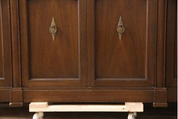 中古　美品　DREXEL HERITAGE(ドレクセルヘリテイジ)　クラシカルな佇まいが魅力的なキャビネット(チャイナキャビネット、ガラスケース、食器棚、飾り棚、戸棚)(R-055087)