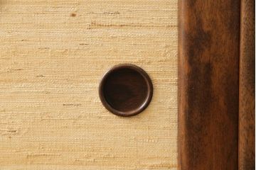 中古　九州民芸家具　カバ材　渋い色合いが魅力的な茶棚(飾り棚、茶箪笥、収納棚)(R-055099)