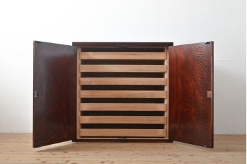 中古　美品　伝統民芸家具　岩谷堂箪笥　天板・脚付きリメイク　力強い木目が目を引く衣装盆付きサイドボード(引き出し、着物箪笥、衣装タンス、収納箪笥)(R-055112)