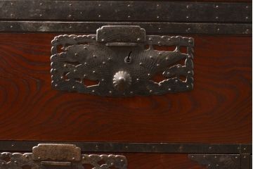 和製アンティーク　分厚い金具が立派な前面ケヤキ材の佐渡小木箪笥(佐渡箪笥、時代箪笥、和たんす、引き出し)(R-055117)