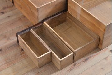 和製アンティーク　分厚い金具が立派な前面ケヤキ材の佐渡小木箪笥・下段(佐渡箪笥、時代箪笥、和たんす、引き出し)(R-055119)