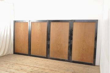 和製アンティーク　黒いお色が空間を引き締める杉材1枚板の板戸4枚セット(帯戸、引き戸、建具)(R-055124)