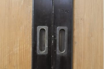 和製アンティーク　黒いお色が空間を引き締める杉材1枚板の板戸4枚セット(帯戸、引き戸、建具)(R-055124)