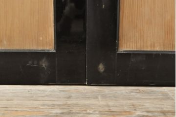 和製アンティーク　黒いお色が空間を引き締める杉材1枚板の板戸4枚セット(帯戸、引き戸、建具)(R-055124)