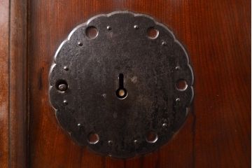 和製アンティーク　新潟産　総ケヤキ材一枚板(欅)・漆塗り　ぶ厚い!!立派な佇まいが存在感を際立たせる蔵戸1枚(引き戸、玄関戸、建具)(R-055126)