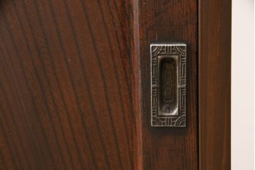 和製アンティーク　古建具リメイク　ケヤキの引き戸がいい味を出しているサイドボード(戸棚、収納棚、テレビ台、ローボード)(R-055134)