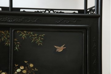 和製アンティーク　唐木　繊細な漆絵が美しい飾り棚　(R-055142)